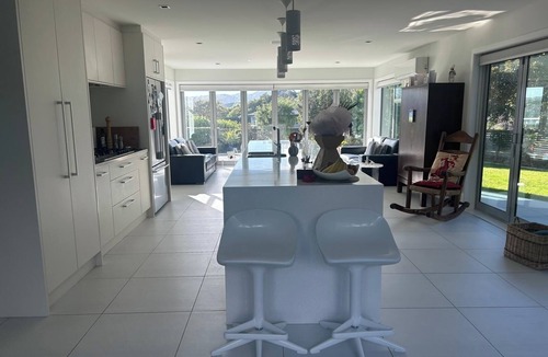 Whitby House | Bright, Contemporary Sanctuary. Beach and City buzz on your doorstep
