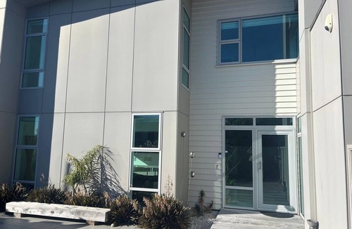 Whitby House | Bright, Contemporary Sanctuary. Beach and City buzz on your doorstep