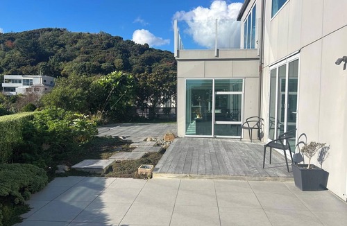 Whitby House | Bright, Contemporary Sanctuary. Beach and City buzz on your doorstep