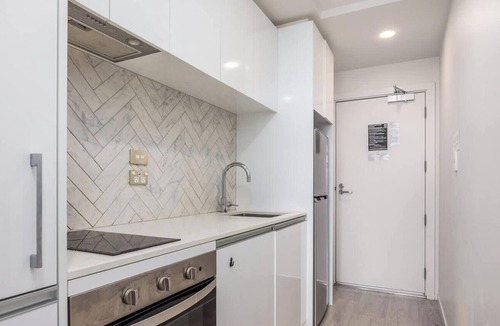 Auckland Central Business District Apartment | Bright High Floor Studio with Balcony on Union St