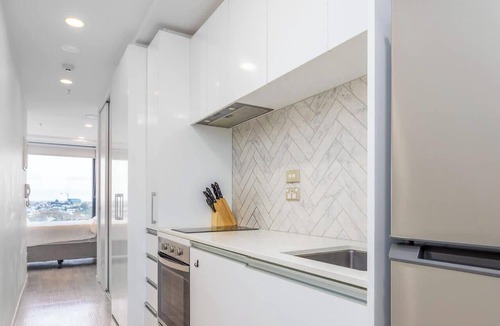 Auckland Central Business District Apartment | Bright High Floor Studio with Balcony on Union St