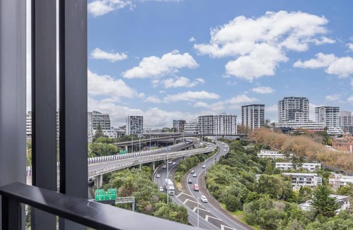 Auckland Central Business District Apartment | Bright High Floor Studio with Balcony on Union St
