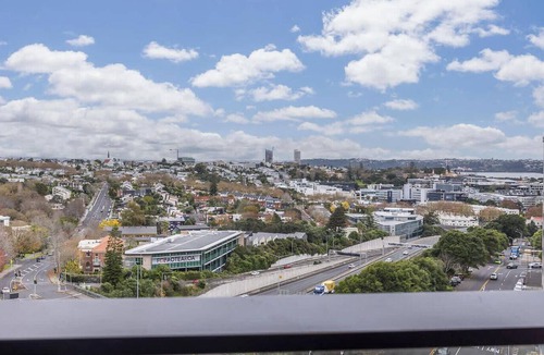 Auckland Central Business District Apartment | Bright High Floor Studio with Balcony on Union St