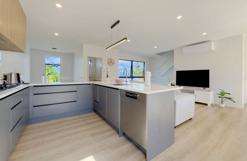 Forrest Hill Villa | Bright & Stylish Townhouse Near City & Albany