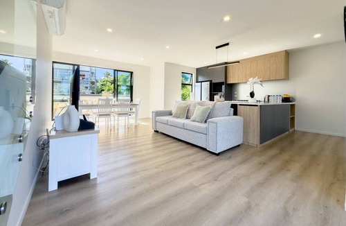 Forrest Hill Villa | Bright & Stylish Townhouse Near City & Albany