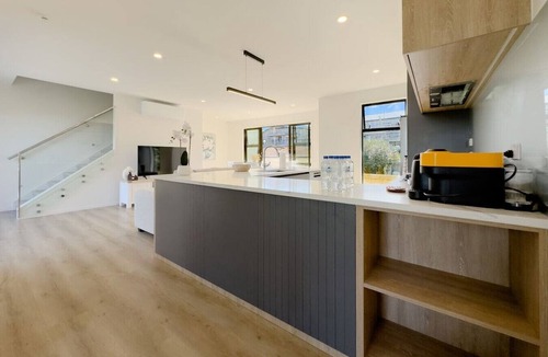 Forrest Hill Villa | Bright & Stylish Townhouse Near City & Albany