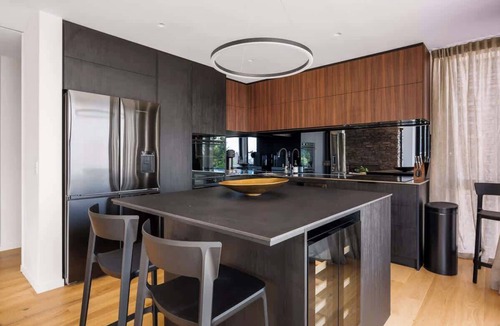 Queenstown Villa | Brookbank Villa – Luxury Lakefront w/BBQ & Views