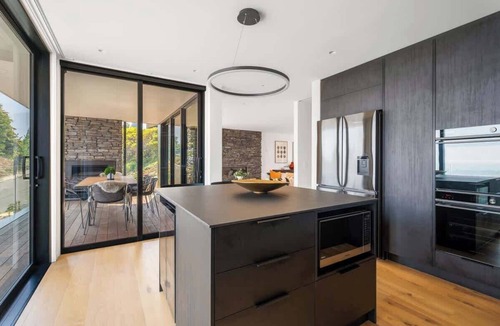 Queenstown Villa | Brookbank Villa – Luxury Lakefront w/BBQ & Views
