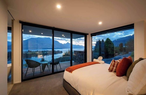 Queenstown Villa | Brookbank Villa – Luxury Lakefront w/BBQ & Views