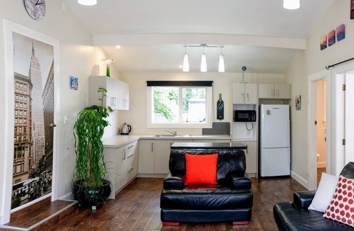 Palmerston North House | Built for Teams: Spacious Multi-Unit Stay with Secure Parking for 5