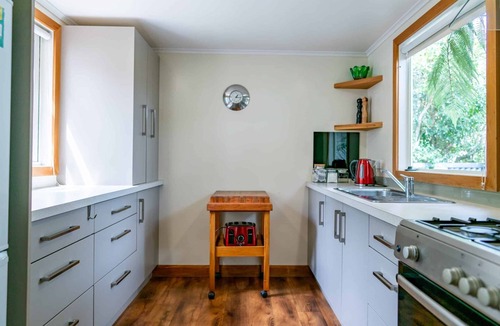 Palmerston North House | Built for Teams: Spacious Multi-Unit Stay with Secure Parking for 5