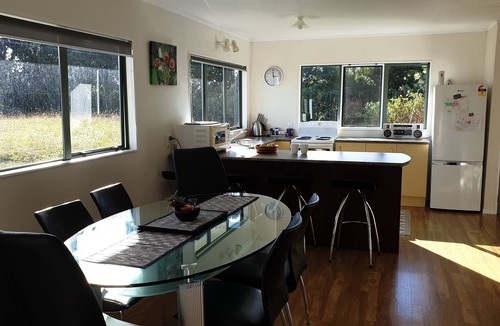 Whangarei Heads Cottage | Bush backdrop and Bay views