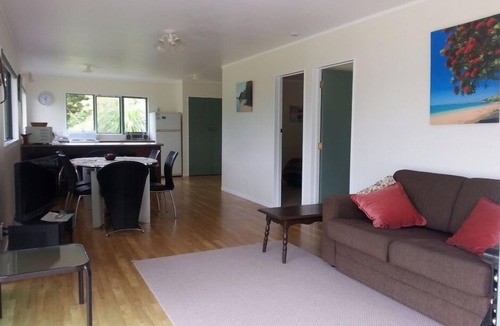 Whangarei Heads Cottage | Bush backdrop and Bay views