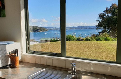 Whangarei Heads Cottage | Bush backdrop and Bay views