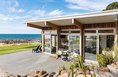 Cable Bay Apartment | Cable Bay Stays – Golden Sand and Driftwood Beachfront Accommodation