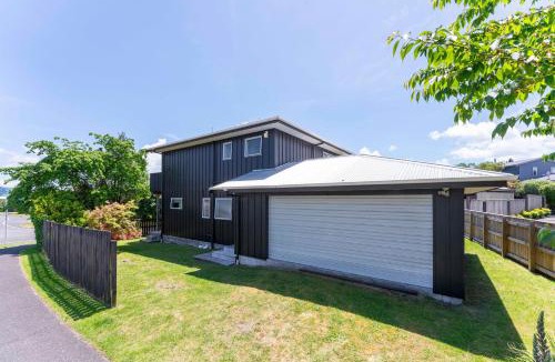 Richmond Heights House | Calm Horizon - Taupo Holiday Home