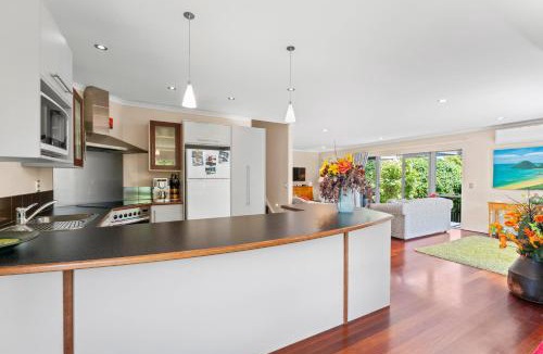 Richmond Heights House | Calm Horizon - Taupo Holiday Home