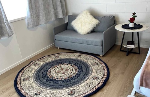 Epsom Apartment | Calm Studio in the Heart of Epsom Self Contained