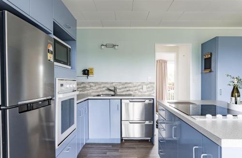 Raglan House | Calypso Cottage, Bright bach, Water view