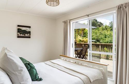 Raglan House | Calypso Cottage, Bright bach, Water view