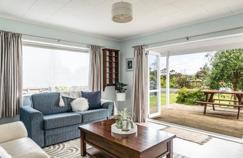 Raglan House | Calypso Cottage, Bright bach, Water view
