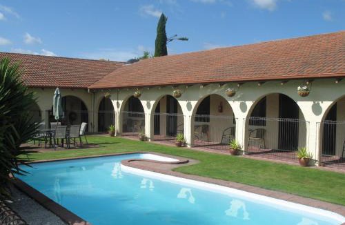 Cambridge Hotel | Captains Quarters Motor Inn