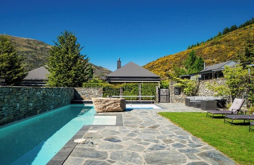 Cardrona Cottage | Cardrona Haven - Resort spa & swimming pool!