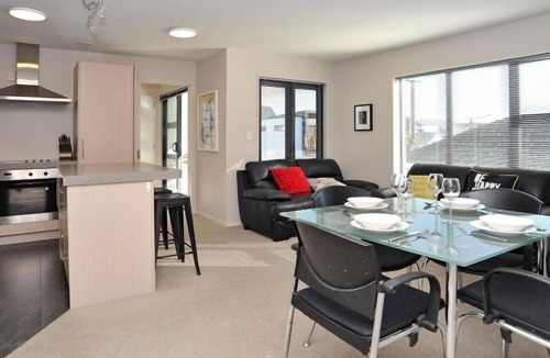 Merivale Apartment | Carlton Villa 3: Central location by Hagley Park