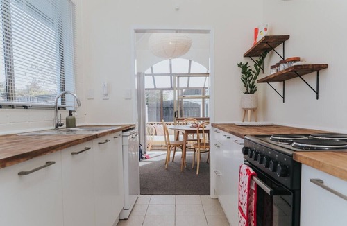 Owhata House | Casablanca Cove : A stylish, lakeside Rotorua retreat