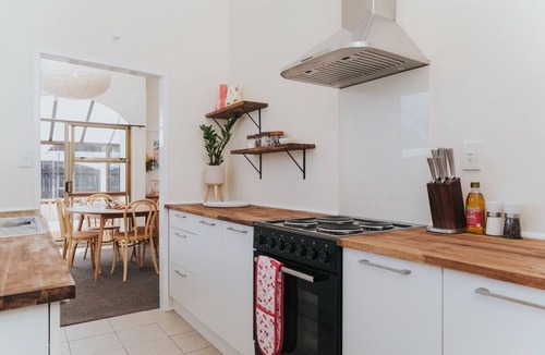 Owhata House | Casablanca Cove : A stylish, lakeside Rotorua retreat
