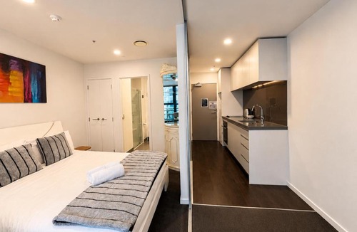 Auckland Central Business District Apartment | CBD Retreat 5-Min Walk to Sky Tower w Free Pool Gym Sauna P021