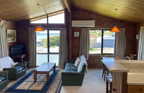 Taupo House | Central Acacia Bay - Walk to everything