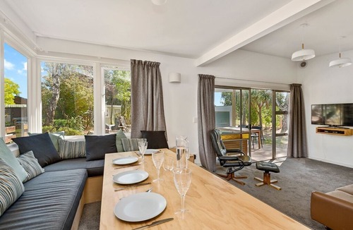 Albert Town House | Central on Frye - Albert Town Holiday Home