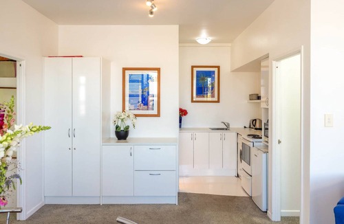 Oneroa Apartment | Central Oneroa Apartment With Sea Views.