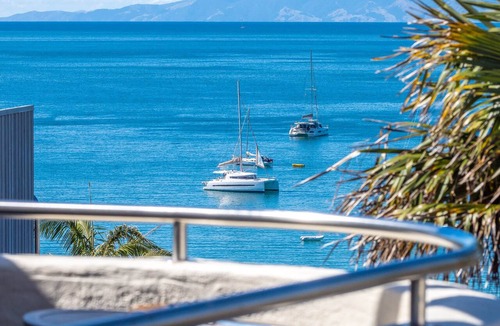 Oneroa Apartment | Central Oneroa Apartment With Sea Views.