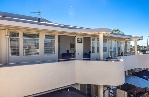 Oneroa Apartment | Central Oneroa Apartment With Sea Views.