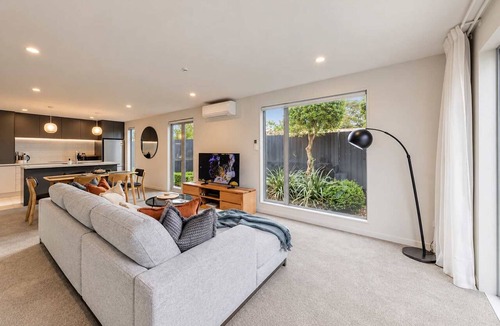 Christchurch Apartment | Central Richmond | Modern 3BR + Courtyard