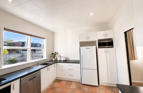 Takapuna House | Central Takapuna Gem – Walk to Beach & Cafés