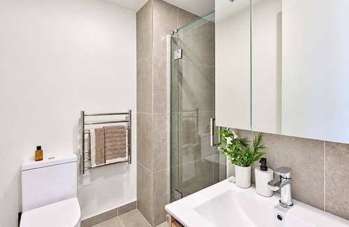 Te Aro Apartment | Central Te Aro 2BR with Balcony & Indoor Pool