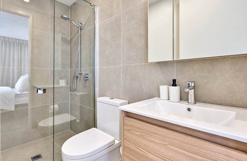 Te Aro Apartment | Central Te Aro 2BR with Balcony & Indoor Pool
