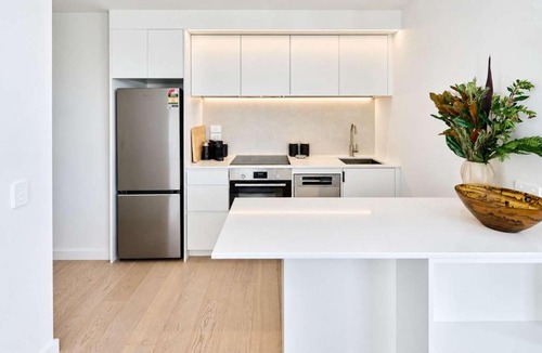 Te Aro Apartment | Central Te Aro 2BR with Balcony & Indoor Pool