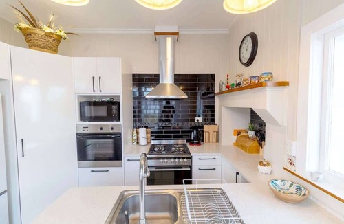Rotorua House | Central Villa - Character Home, Walk to CBD