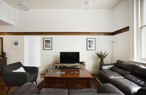 Dunedin City Centre Apartment | Charmed on Dowling- Light-Filled Apartment