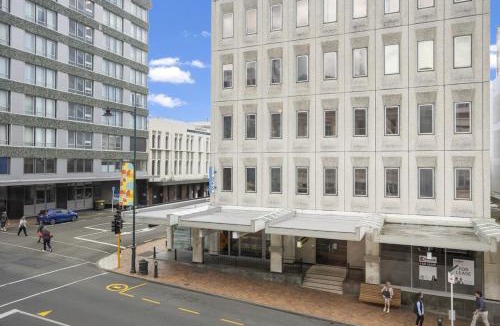 Dunedin City Centre Apartment | Charmed on Dowling- Light-Filled Apartment