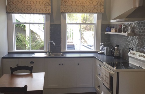 Opua Apartment | Charming Beachfront Retreat at Bay View – Step Back in Time by the Sea (Flat 2)