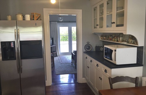 Opua Apartment | Charming Beachfront Retreat at Bay View – Step Back in Time by the Sea (Flat 2)