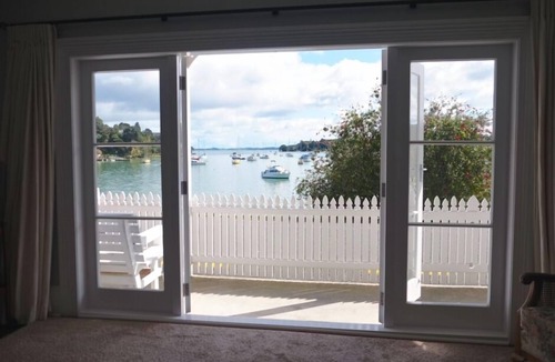 Opua Apartment | Charming Beachfront Retreat at Bay View – Step Back in Time by the Sea (Flat 2)