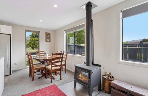 Lowburn House | Charming Oasis in Central Cromwell, NZ