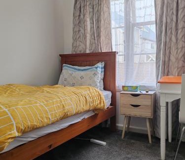 Lower Hutt House | Charming Single Bedroom in Lower Hutt