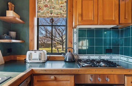 Albert Town House | Charming Stone Cottage - Wanaka Holiday Home